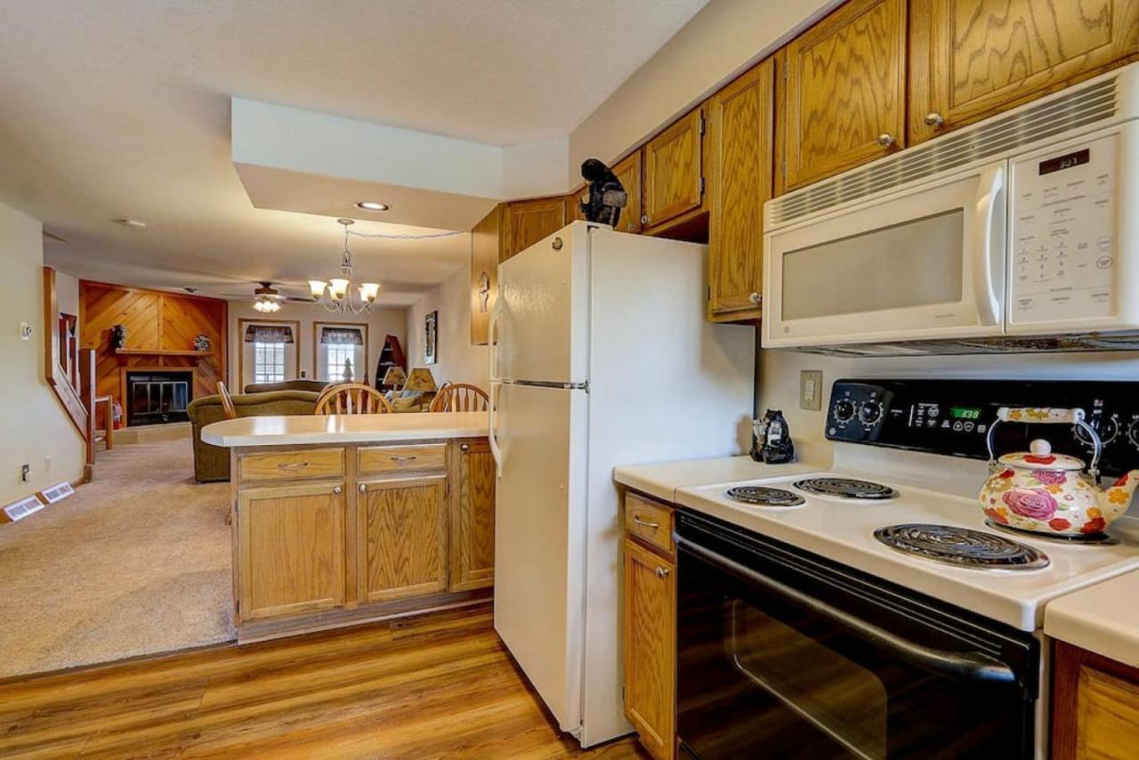 Brown Family Condo For Families Golf Trips And Girls Getaways Wisconsin Dells Exterior photo