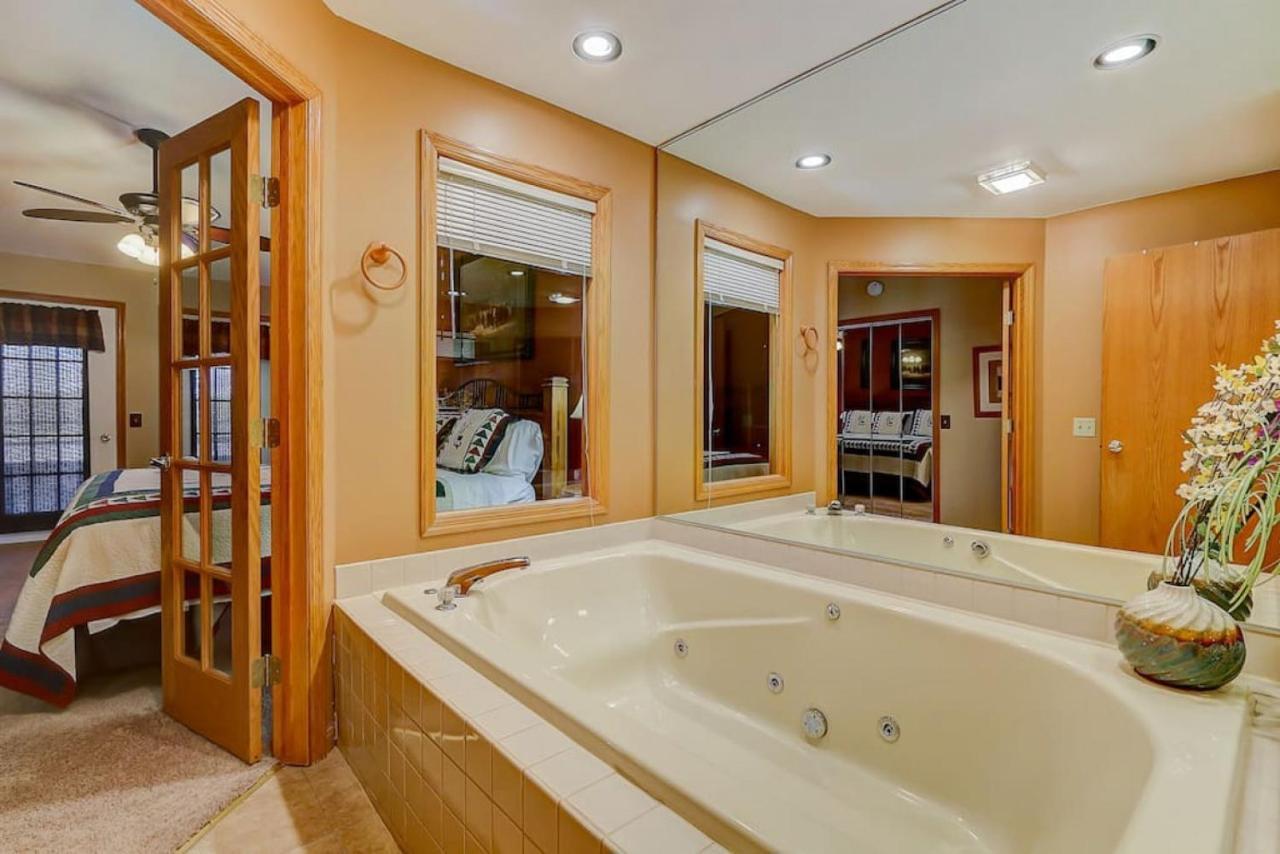 Brown Family Condo For Families Golf Trips And Girls Getaways Wisconsin Dells Exterior photo